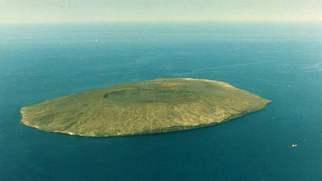 El misterio crater de lava en Isla Tortuga